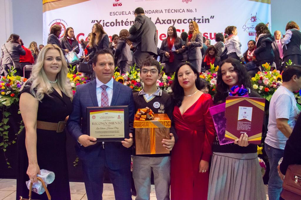 Luis Antonio Herrera apadrina a egresados de la Escuela Secundaria Técnica 01 en la capital